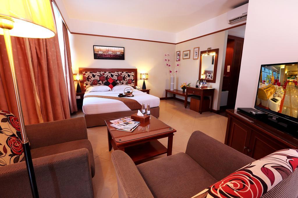 Hotel Maximillian Tanjung Balai Karimun Exterior foto